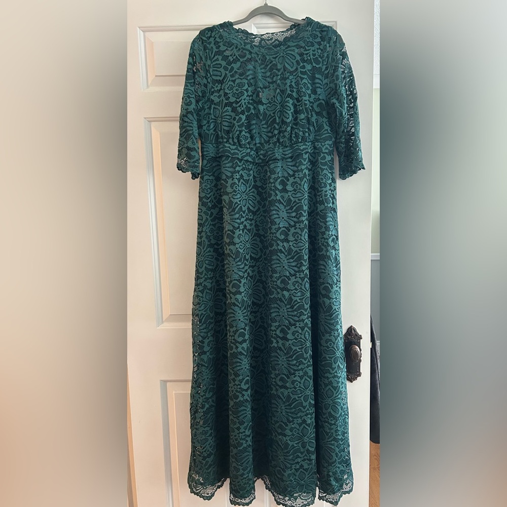 Kiyonna Leona emerald Green Lace Gown, 1X - Picture 6 of 8